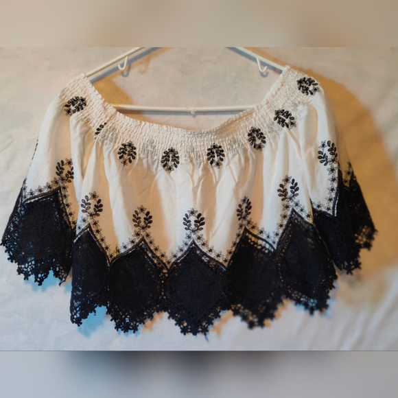 San Joy Elegant Black and White Crop Top - Picture 2 of 6